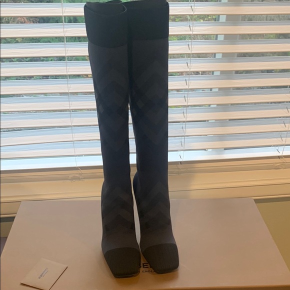 Burberry Black and Gray Patterned Boots - Picture 5 of 15